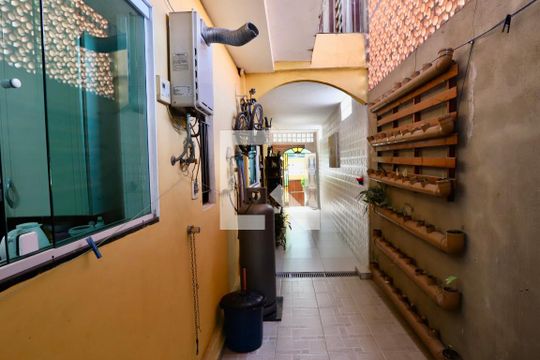 Quintal de casa à venda com 6 quartos, 176m² em Vila Invernada, São Paulo