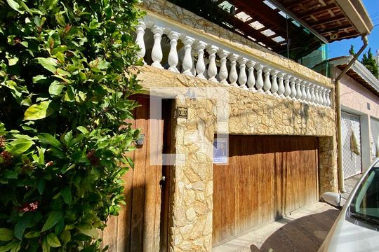 Fachada de casa à venda com 6 quartos, 176m² em Vila Invernada, São Paulo