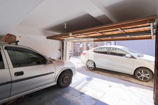 Garagem de casa à venda com 6 quartos, 176m² em Vila Invernada, São Paulo