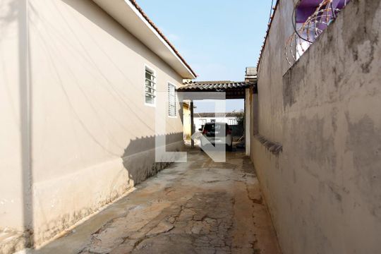 Garagem de casa à venda com 2 quartos, 500m² em Quitaúna, Osasco