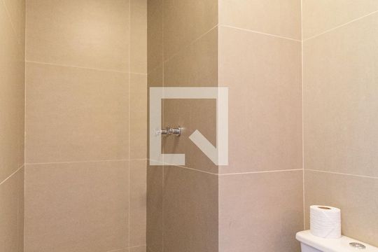 Banheiro da suíte de apartamento à venda com 1 quarto, 27m² em Km 18, Osasco