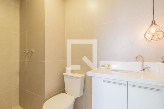Banheiro da suíte de apartamento à venda com 1 quarto, 27m² em Km 18, Osasco