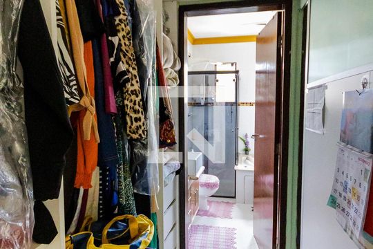 Closet de casa à venda com 3 quartos, 300m² em Parque Erasmo Assunção, Santo André