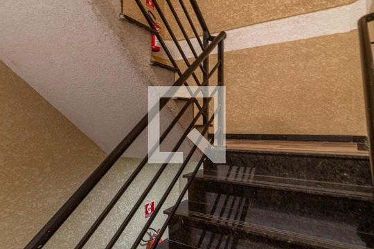Área Comum - Escada de apartamento para alugar com 2 quartos, 49m² em Jardim São Pedro, São Paulo