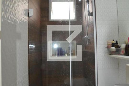 Banheiro de apartamento para alugar com 2 quartos, 50m² em Parada de Lucas, Rio de Janeiro
