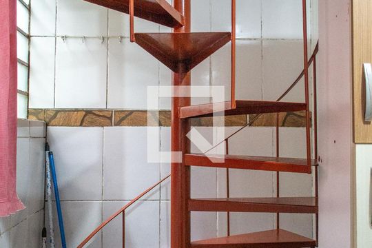 Escada de casa para alugar com 1 quarto, 80m² em Vila Nova, Porto Alegre