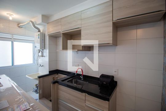 Cozinha de apartamento à venda com 2 quartos, 46m² em Vila Carmosina, São Paulo