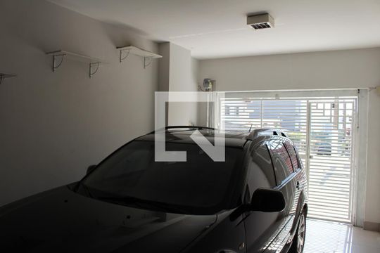 Garagem  de casa à venda com 2 quartos, 150m² em Vila Darli, São Paulo