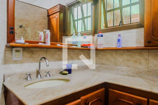 Banheiro de casa à venda com 3 quartos, 120m² em Higienópolis, Porto Alegre