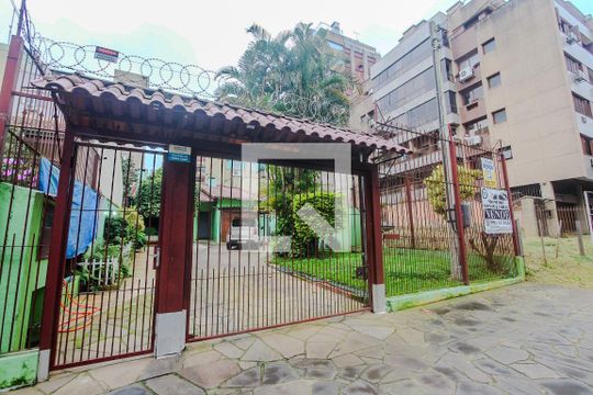 Fachada de casa à venda com 3 quartos, 120m² em Higienópolis, Porto Alegre