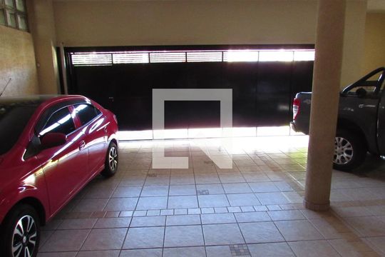 Garagem de casa à venda com 4 quartos, 700m² em Morumbi, São Paulo