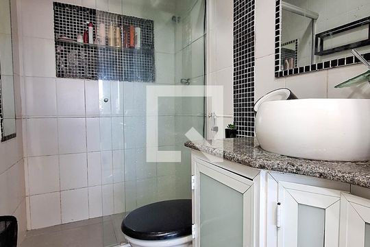Banheiro de apartamento à venda com 1 quarto, 57m² em Camboinhas, Niterói