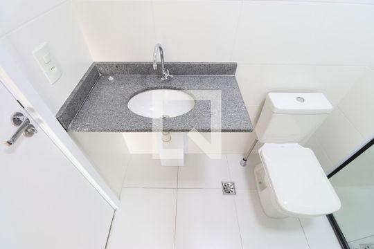 Banheiro de apartamento para alugar com 2 quartos, 34m² em Lapa de Baixo, São Paulo
