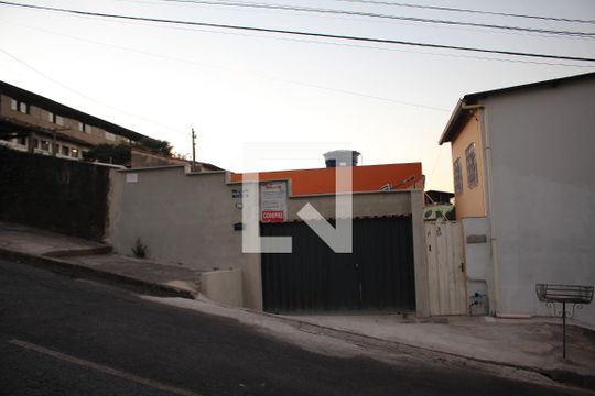 Fachada de casa à venda com 3 quartos, 123m² em Califórnia, Belo Horizonte