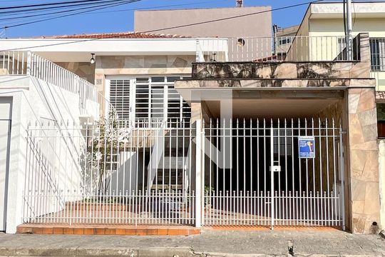 Fachada de casa à venda com 2 quartos, 200m² em Vila Pereira Barreto, São Paulo
