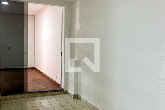 Corredor de casa à venda com 2 quartos, 200m² em Vila Pereira Barreto, São Paulo