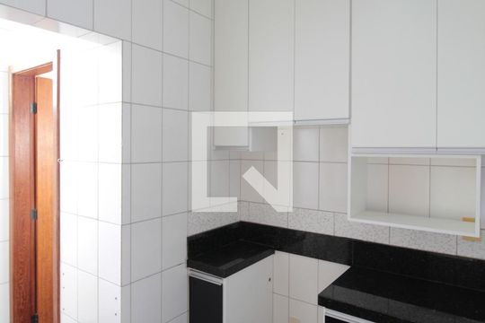 Cozinha de apartamento para alugar com 3 quartos, 80m² em Heliópolis, Belo Horizonte