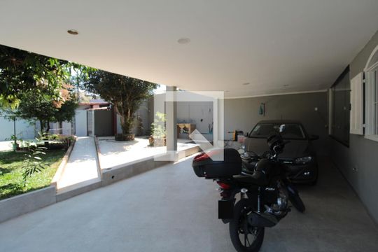 Garagem de casa para alugar com 5 quartos, 800m² em Trevo, Belo Horizonte