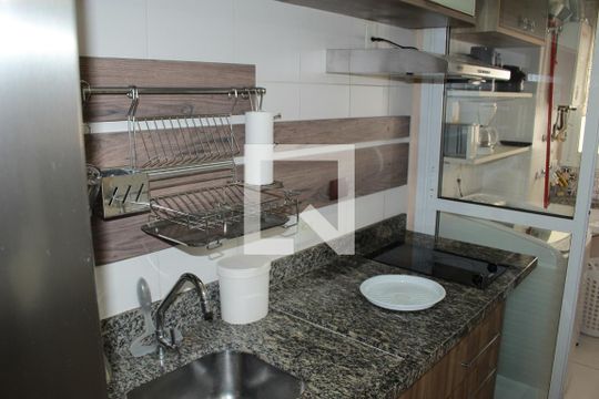 Cozinha de apartamento para alugar com 1 quarto, 40m² em República, São Paulo