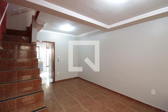 Sala de casa para alugar com 2 quartos, 64m² em Heliópolis, Belo Horizonte
