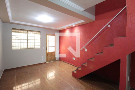 Sala de casa para alugar com 2 quartos, 64m² em Heliópolis, Belo Horizonte