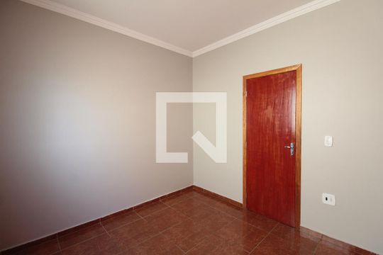 Quarto 1 de casa para alugar com 2 quartos, 64m² em Heliópolis, Belo Horizonte