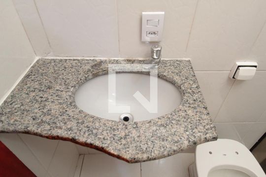 Banheiro de casa para alugar com 2 quartos, 64m² em Heliópolis, Belo Horizonte
