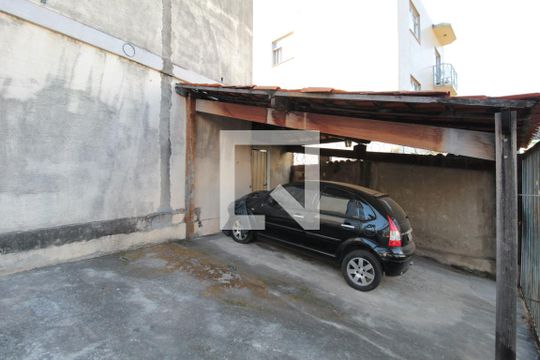 Garagem de casa para alugar com 2 quartos, 64m² em Heliópolis, Belo Horizonte