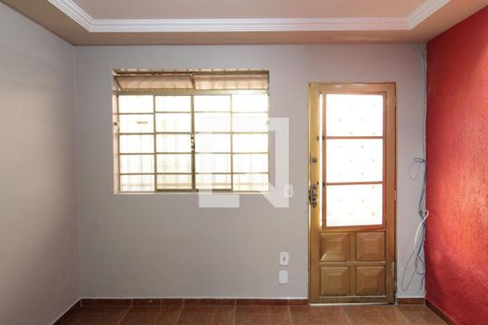 Sala de casa para alugar com 2 quartos, 64m² em Heliópolis, Belo Horizonte