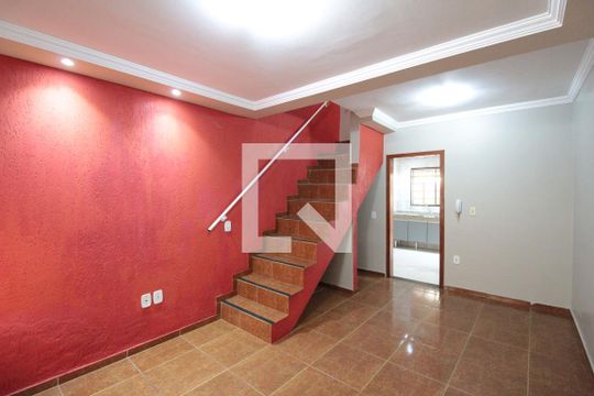 Casa para alugar com 2 quartos, 64m² em Heliópolis, Belo Horizonte