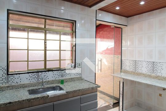 Cozinha de casa para alugar com 2 quartos, 64m² em Heliópolis, Belo Horizonte