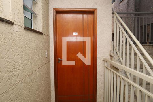 Porta do apartamento de apartamento para alugar com 2 quartos, 37m² em Conjunto Residencial José Bonifácio, São Paulo