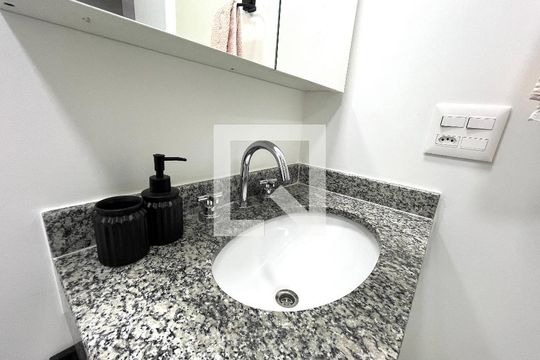 Banheiro  de kitnet/studio para alugar com 1 quarto, 21m² em Vila Clementino, São Paulo