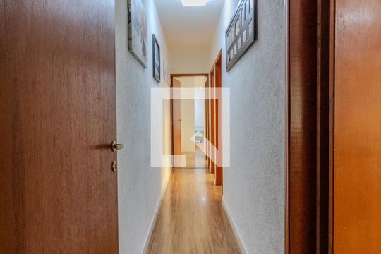Corredor de casa para alugar com 3 quartos, 180m² em Vila Suzana, São Paulo