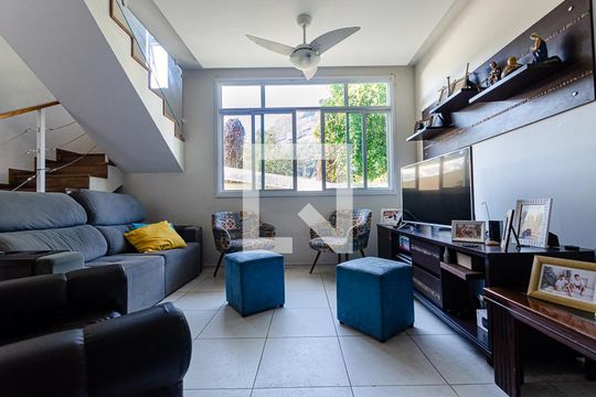 Sala de casa de condomínio à venda com 3 quartos, 145m² em São Francisco, Niterói
