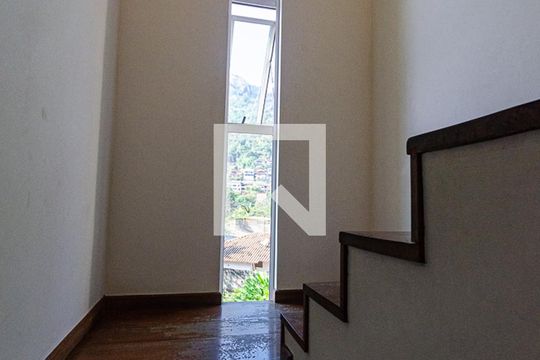 escada de casa de condomínio à venda com 3 quartos, 145m² em São Francisco, Niterói