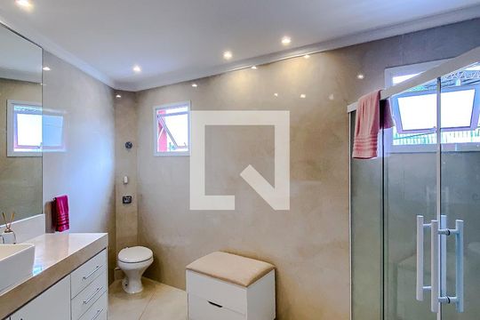 Banheiro da Suíte de casa à venda com 2 quartos, 170m² em Vila Bertioga, São Paulo