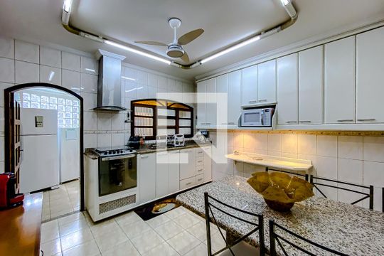 Cozinha de casa à venda com 2 quartos, 170m² em Vila Bertioga, São Paulo