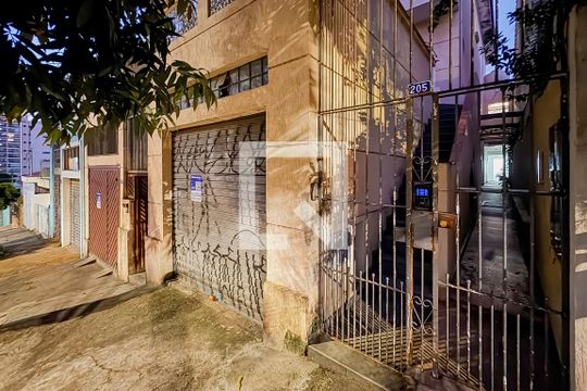 Fachada + Plaquinha de casa para alugar com 3 quartos, 205m² em Vila Mariana, São Paulo