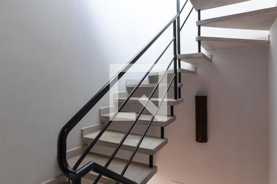 Escada de casa à venda com 3 quartos, 222m² em Tucuruvi, São Paulo