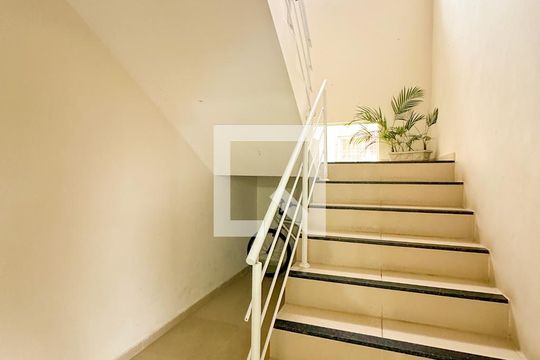 Escada de apartamento para alugar com 2 quartos, 70m² em Ingleses do Rio Vermelho, Florianópolis