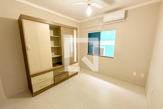 Suíte de apartamento para alugar com 2 quartos, 70m² em Ingleses do Rio Vermelho, Florianópolis