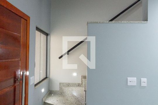 Escada de casa à venda com 2 quartos, 100m² em Vila Carrão, São Paulo