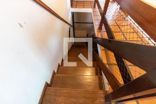 Escada de casa à venda com 3 quartos, 860m² em Vila Progresso, Niterói