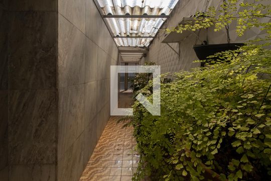 corredor para a garagem de casa para alugar com 4 quartos, 240m² em Vila Gumercindo, São Paulo