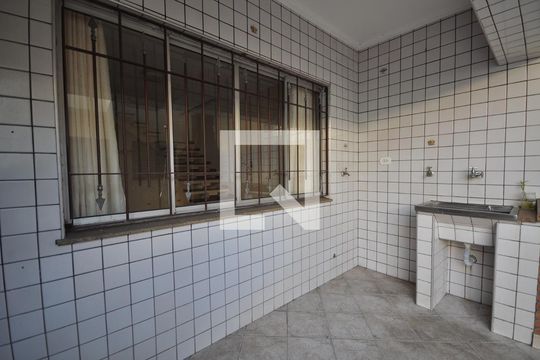 Área de Serviço de casa para alugar com 4 quartos, 360m² em Jardim Guanca, São Paulo