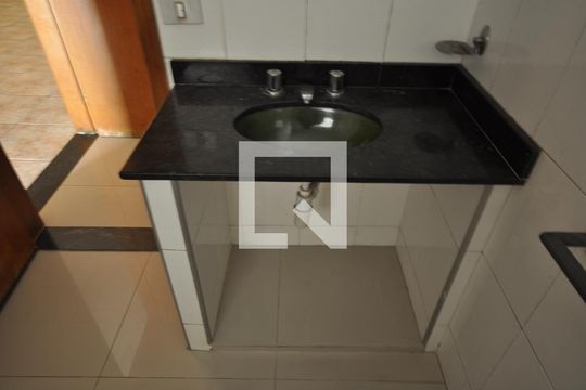Lavabo de casa para alugar com 4 quartos, 360m² em Jardim Guanca, São Paulo