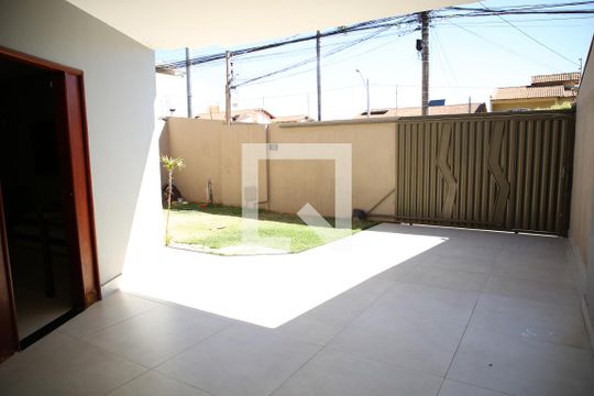 Área Externa de casa à venda com 4 quartos, 261m² em Parque Anhanguera, Goiânia
