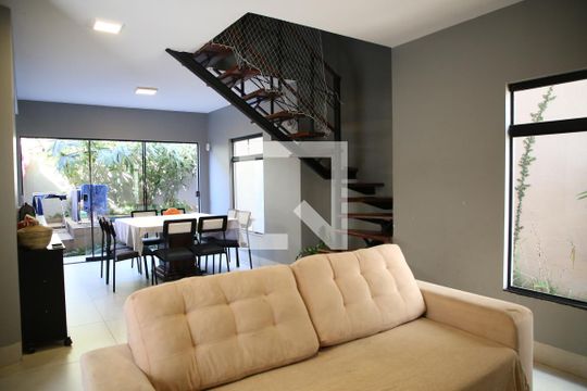 Casa à venda com 4 quartos, 261m² em Parque Anhanguera, Goiânia