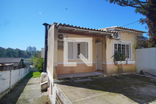 Fachada e Garagem de casa à venda com 4 quartos, 100m² em Jardim Carvalho, Porto Alegre